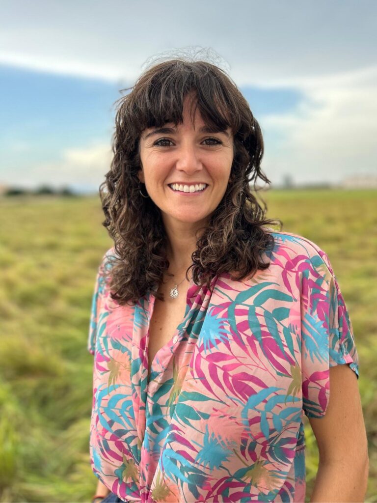 Miriam Regadera, médica de medicina integrativa, en la huerta de Valencia, transmitiendo una visión cercana y natural de la salud